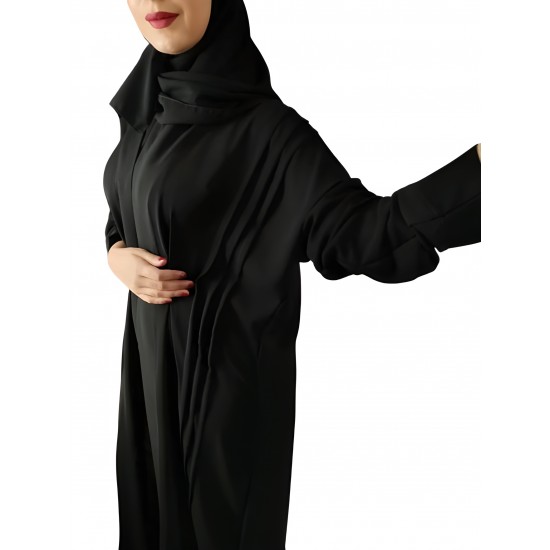 الرقي العملي: عباية قماش كوري مع طيات أمامية على الجانبين وتصميم ملفوف، مصحوبة بحجاب أسود سادة (مقاس 53