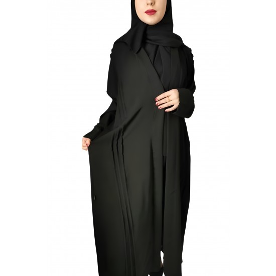 الرقي العملي: عباية قماش كوري مع طيات أمامية على الجانبين وتصميم ملفوف، مصحوبة بحجاب أسود سادة (مقاس 51