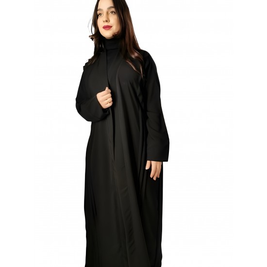 بساطة رشيقة: عباية خفيفة وعملية ذات طيات أمامية، من الكريب الكوري، مع حجاب أسود سادة (مقاس59