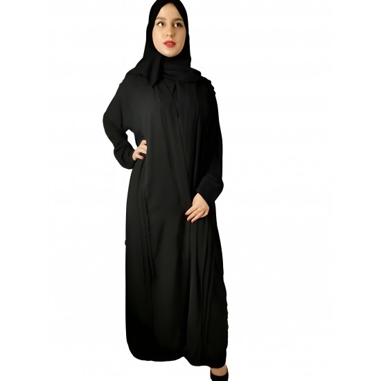 الرقي العملي: عباية قماش كوري مع طيات أمامية على الجانبين وتصميم ملفوف، مصحوبة بحجاب أسود سادة (مقاس 60