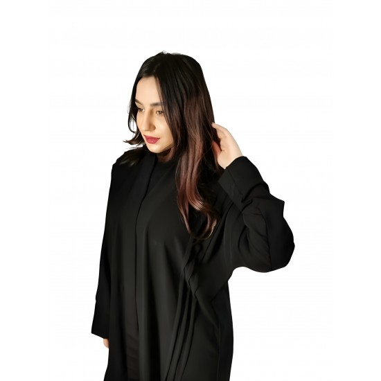 بساطة رشيقة: عباية خفيفة وعملية ذات طيات أمامية، من الكريب الكوري، مع حجاب أسود سادة (مقاس59