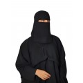 طقم رشيق: عباية وغطاء للرأس والأكتاف وصدرية مع حجاب أسود سادة (مقاس 57